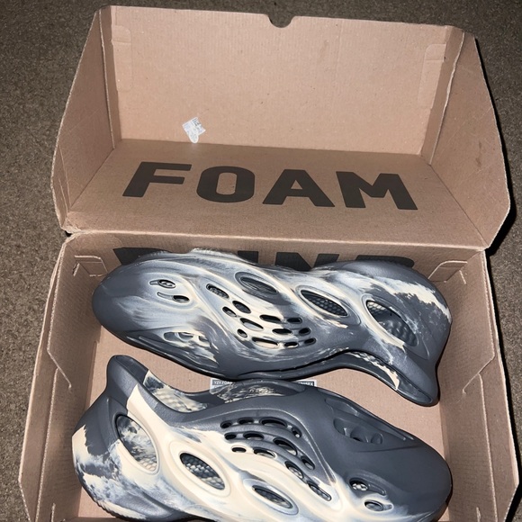 New
Size 10 Men
2021 Yeezy Foam Runner 'MXT Moon
Grey' $430 on GOAT FIRST COME! - Picture 5 of 6